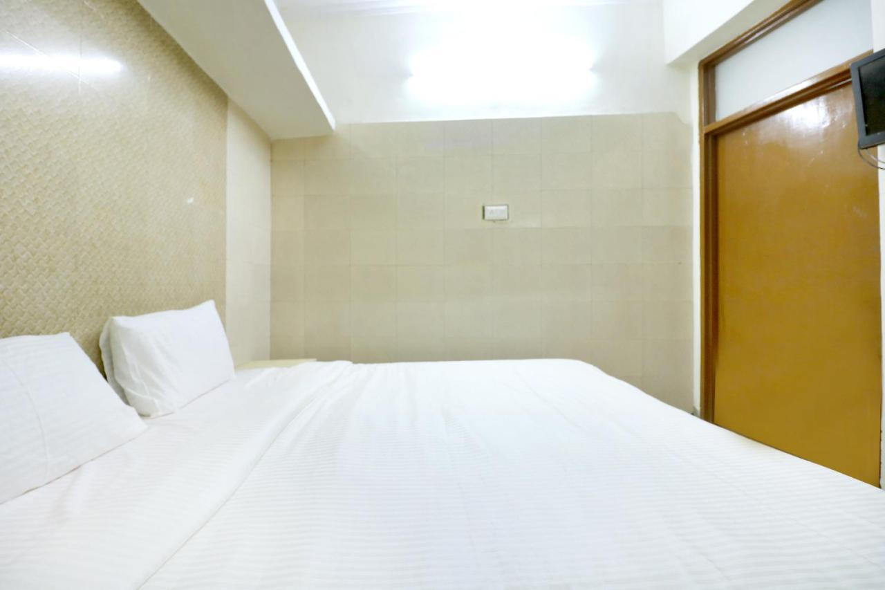 Spot On 44679 Hotel Samrat Sohana Экстерьер фото