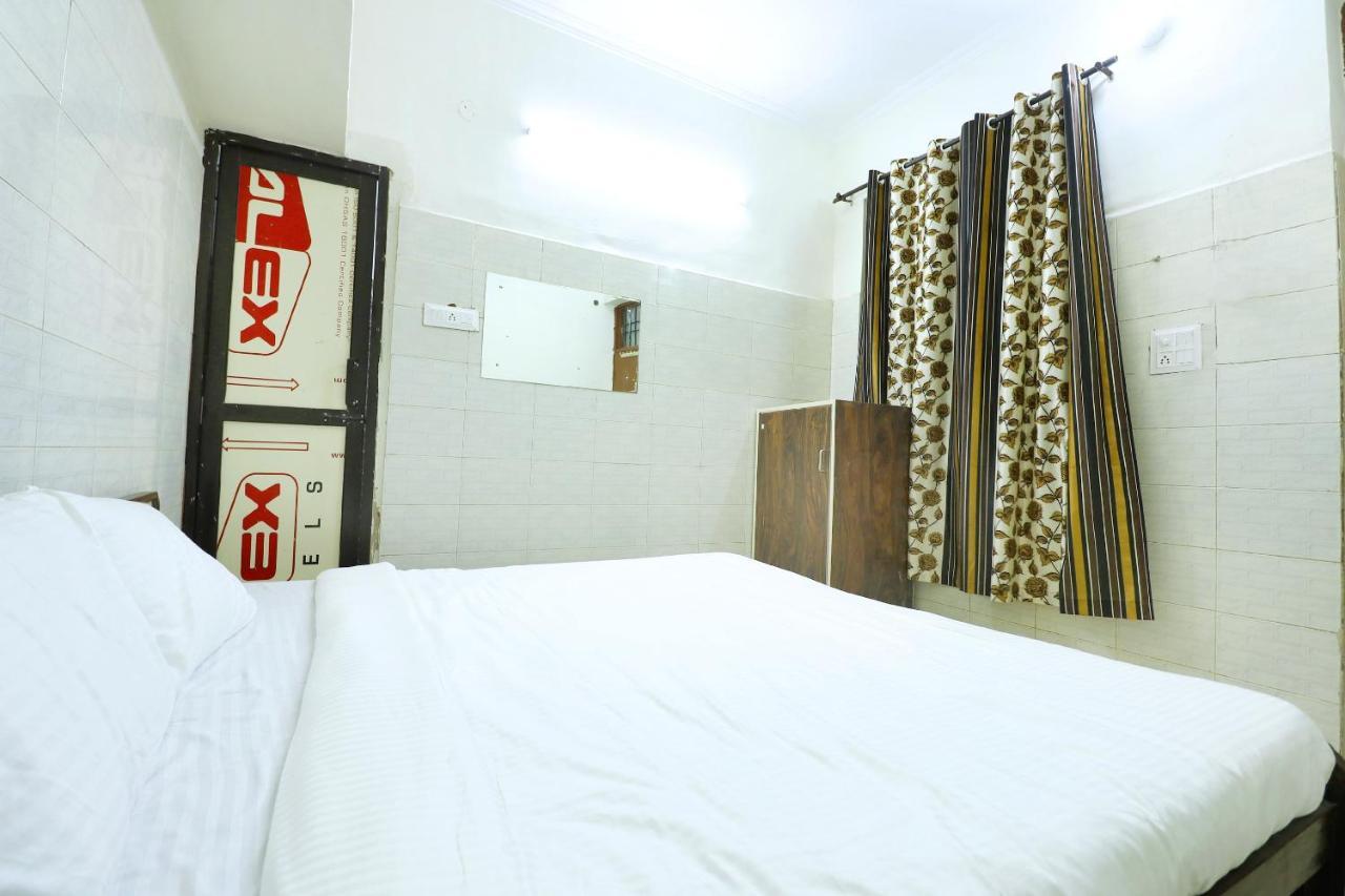 Spot On 44679 Hotel Samrat Sohana Экстерьер фото